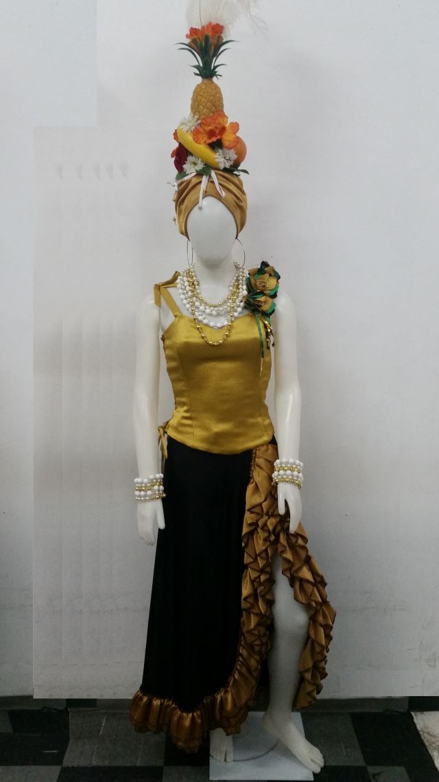 Carmem Miranda preto e dourado